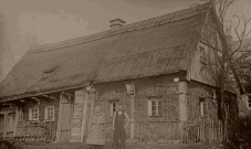 <p>Knížecí č.p. 23, foto cca 1900, dům dnes nestojí; zateplení domů na zimu se provádělo slaměným obkladem podstávek
</p>
